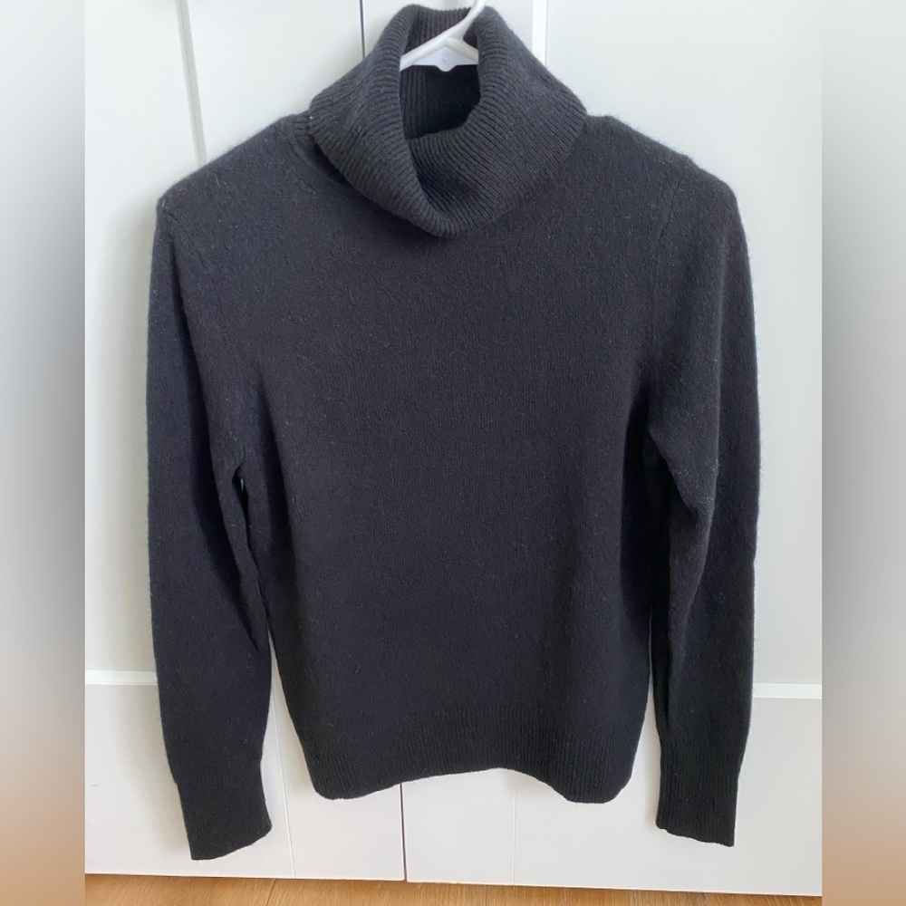 Banana Republic cashmere turtleneck sweater